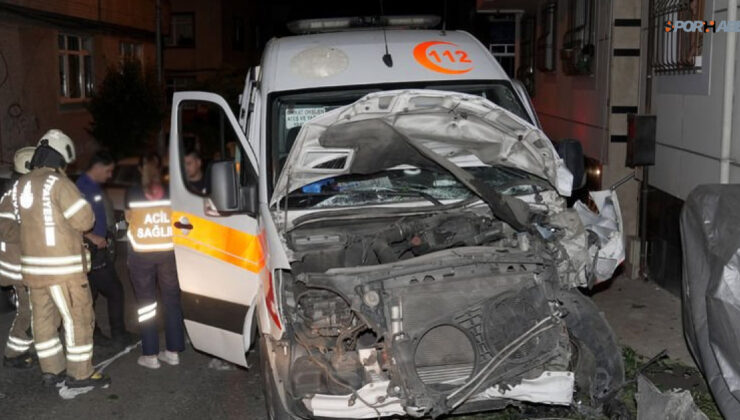 Bayrampaşa’da ambulans ile otomobil çarpıştı: 3 yaralı