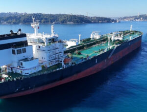 Rusya’da İHA saldırısına uğrayan ‘Asia’ isimli petrol tankeri İstanbul Boğazı’ndan geçiyor